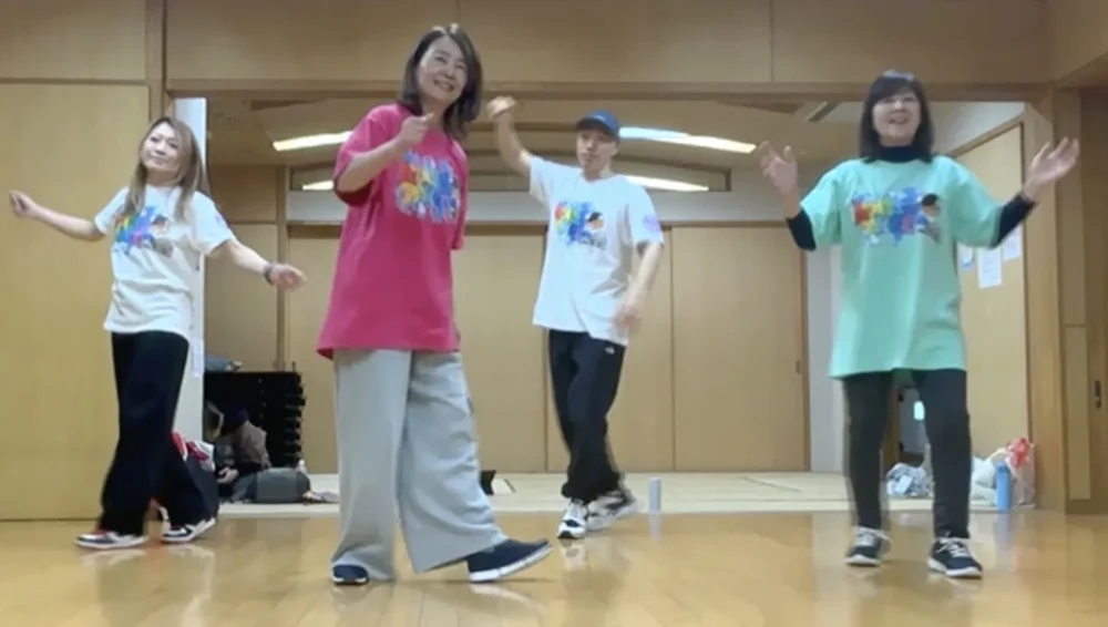 大人ダンスクラス レッスンの様子